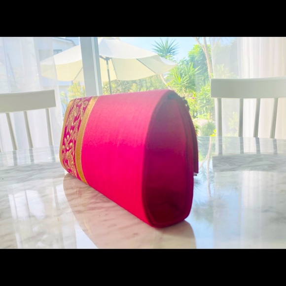 NWOT Beautiful Embroidered Shantung Silk Clutch - Picture 6 of 7